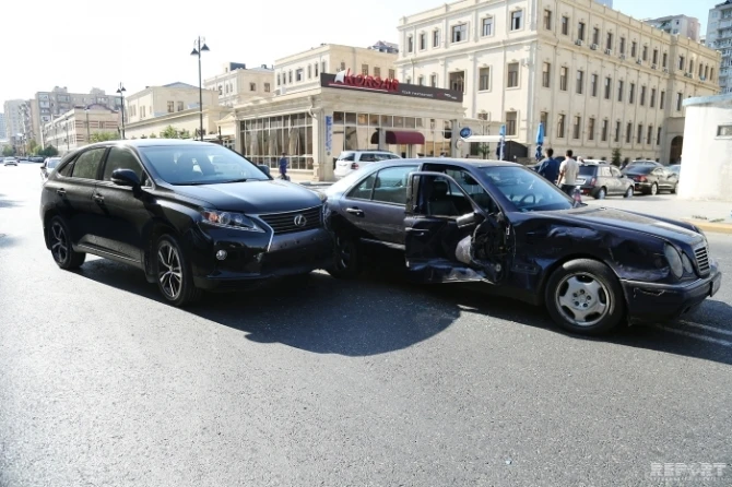 В Баку автомобиль с российскими номерами попал в ДТП (фото)