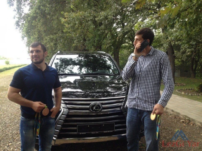 Радику Исаеву подарили Lexus (фото)