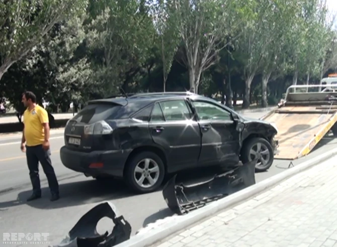 В Баку машина скорой помощи врезалась в 
