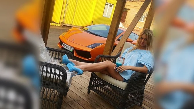 Полиция не стала наказывать гонщицу на оранжевом Lamborghini (видео)