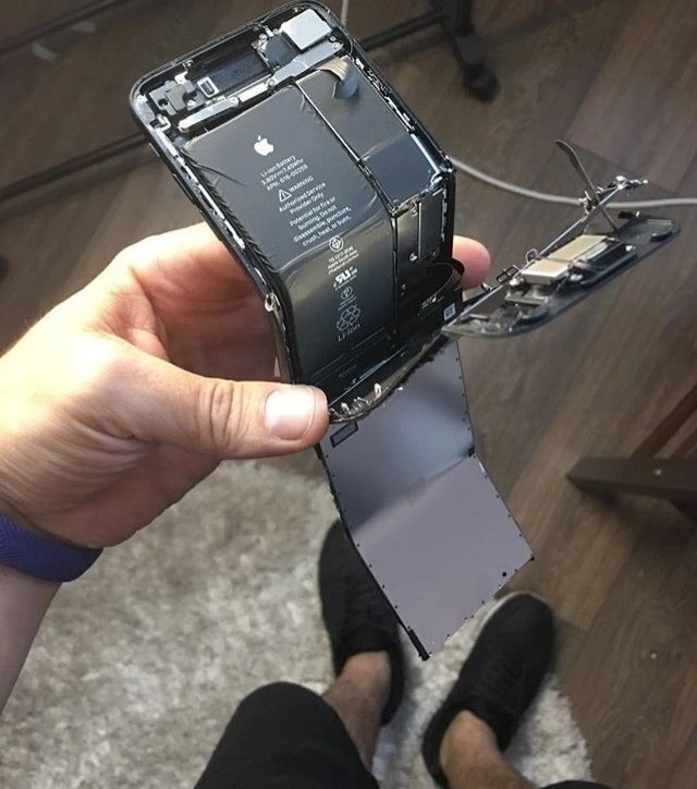 Купил iPhone 7, чтобы разбить его на глазах у фанатов Apple (видео)