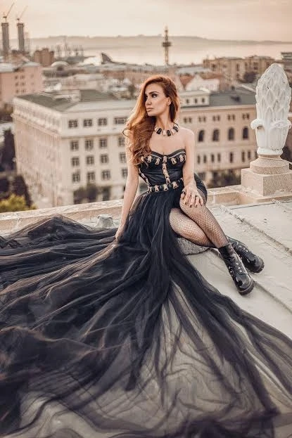 Азербайджанская модель устроила фотосессию на крыше высотки (фото)