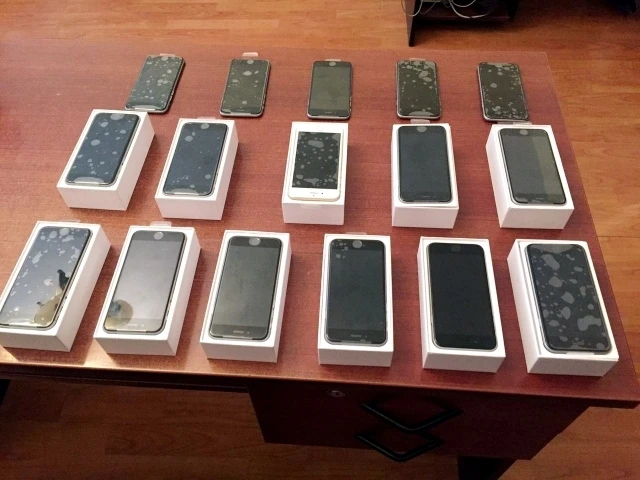 Азербайджанца поймали на таможне с 16-ю iPhone (фото)