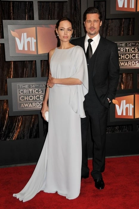 Анджелина Джоли с детьми сбежала от Брэда Питта в Малибу