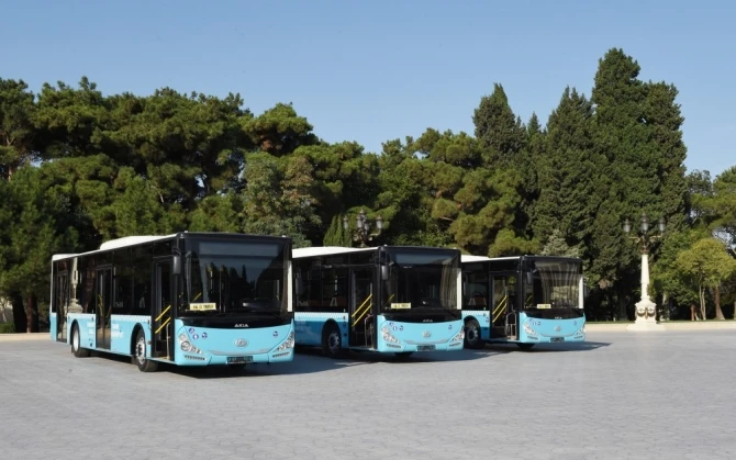 İlham Əliyev yeni sərnişin avtobuslarına baxdı (FOTO)