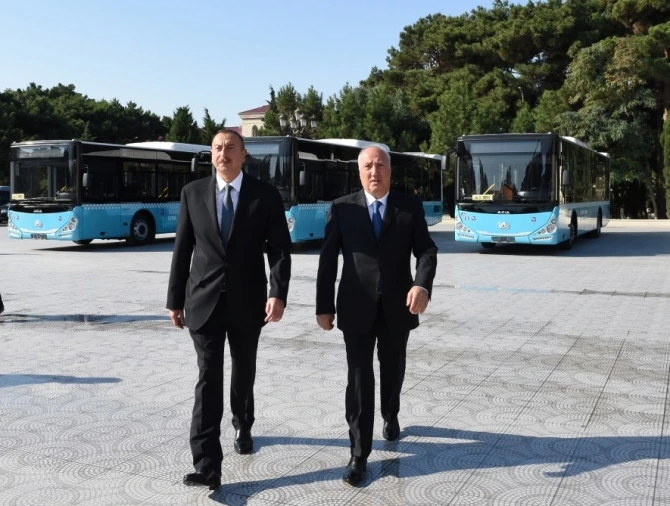 İlham Əliyev yeni sərnişin avtobuslarına baxdı (FOTO)