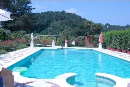 Azərbaycanlı milyonçunun dəbdəbəli həyat tərzi: bahalı maşınlar, lüks villalar (FOTO)
