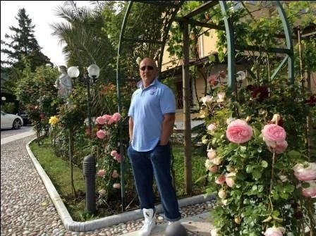 Azərbaycanlı milyonçunun dəbdəbəli həyat tərzi: bahalı maşınlar, lüks villalar (FOTO)
