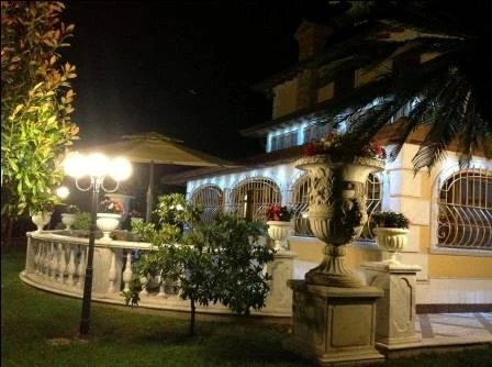Azərbaycanlı milyonçunun dəbdəbəli həyat tərzi: bahalı maşınlar, lüks villalar (FOTO)