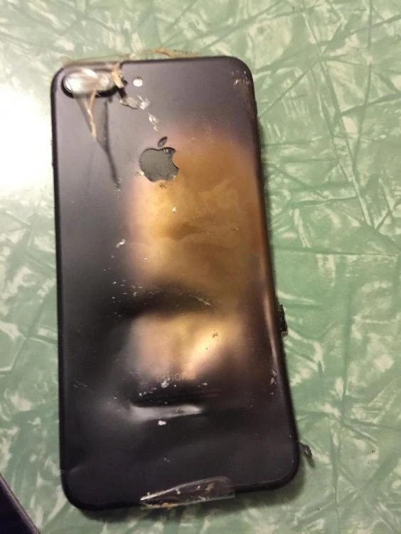 iPhone 7 взорвался в коробке (фото)