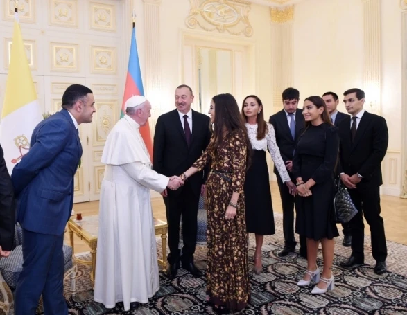 Папа Римский на встрече с семьей Алиевых (видео)