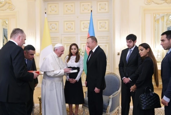 Папа Римский на встрече с семьей Алиевых (видео)