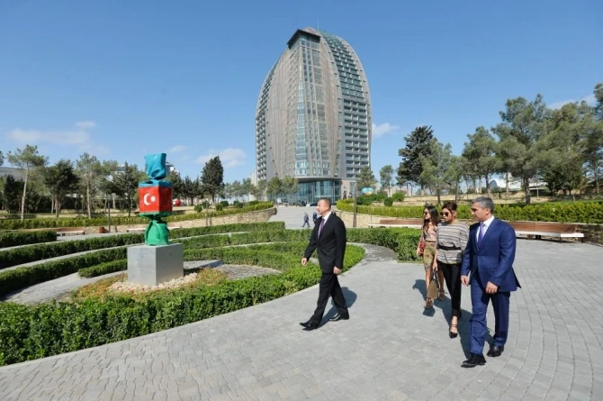 Алиевы на открытии парка 