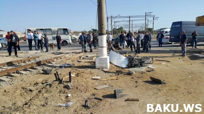 Bakıda dəhşətli qəza: Çörək maşını qatarla toqquşdu, iki yerə bölündü (FOTO)