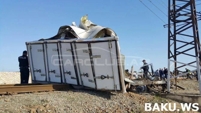 Bakıda dəhşətli qəza: Çörək maşını qatarla toqquşdu, iki yerə bölündü (FOTO)