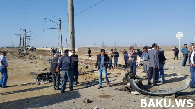 Bakıda dəhşətli qəza: Çörək maşını qatarla toqquşdu, iki yerə bölündü (FOTO)