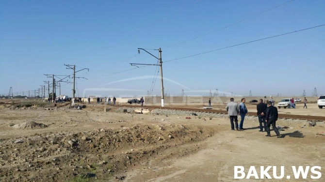Bakıda dəhşətli qəza: Çörək maşını qatarla toqquşdu, iki yerə bölündü (FOTO)