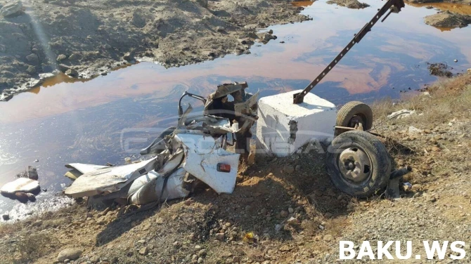 Bakıda dəhşətli qəza: Çörək maşını qatarla toqquşdu, iki yerə bölündü (FOTO)