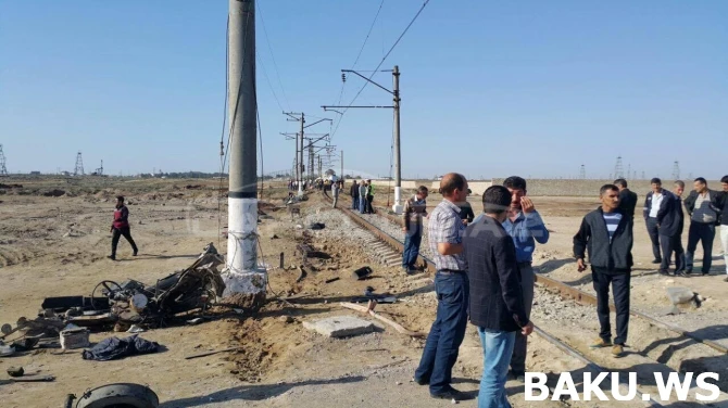 Bakıda dəhşətli qəza: Çörək maşını qatarla toqquşdu, iki yerə bölündü (FOTO)