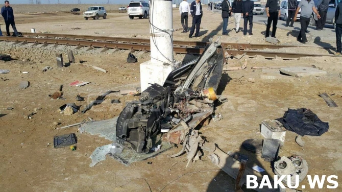 Bakıda dəhşətli qəza: Çörək maşını qatarla toqquşdu, iki yerə bölündü (FOTO)