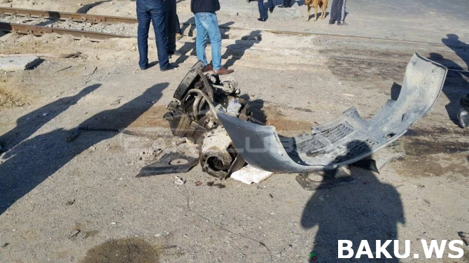 Bakıda dəhşətli qəza: Çörək maşını qatarla toqquşdu, iki yerə bölündü (FOTO)