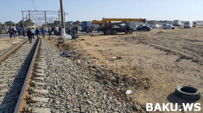 Bakıda dəhşətli qəza: Çörək maşını qatarla toqquşdu, iki yerə bölündü (FOTO)
