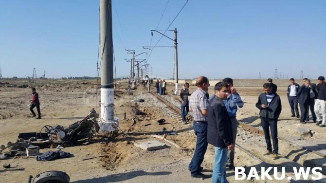 В Баку поезд врезался в хлебовоз, машину разорвало пополам (фото)