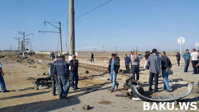 В Баку поезд врезался в хлебовоз, машину разорвало пополам (фото)