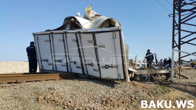 В Баку поезд врезался в хлебовоз, машину разорвало пополам (фото)