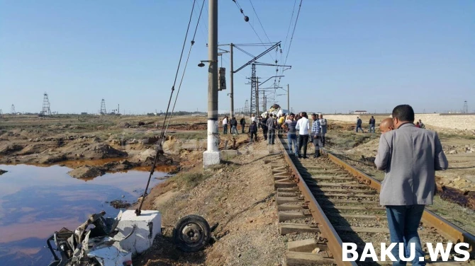 В Баку поезд врезался в хлебовоз, машину разорвало пополам (фото)