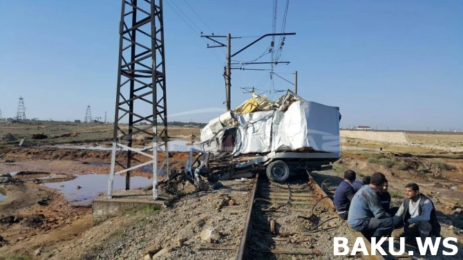 В Баку поезд врезался в хлебовоз, машину разорвало пополам (фото)