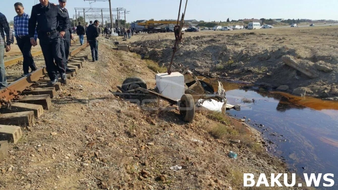 В Баку поезд врезался в хлебовоз, машину разорвало пополам (фото)
