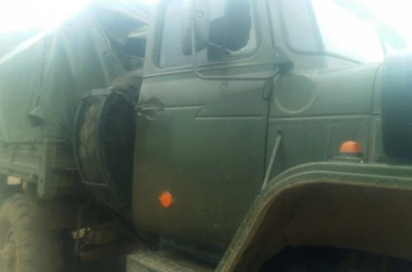 Азербайджанские солдаты одним выстрелом подбили военный автомобиль армян (фото)