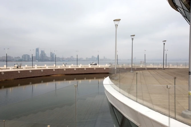 В Баку открылся ресторан на берегу моря (видео)
