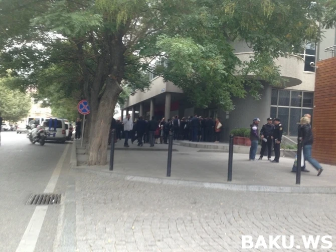 В Баку народ столпился перед закрывшимся банком (видео)