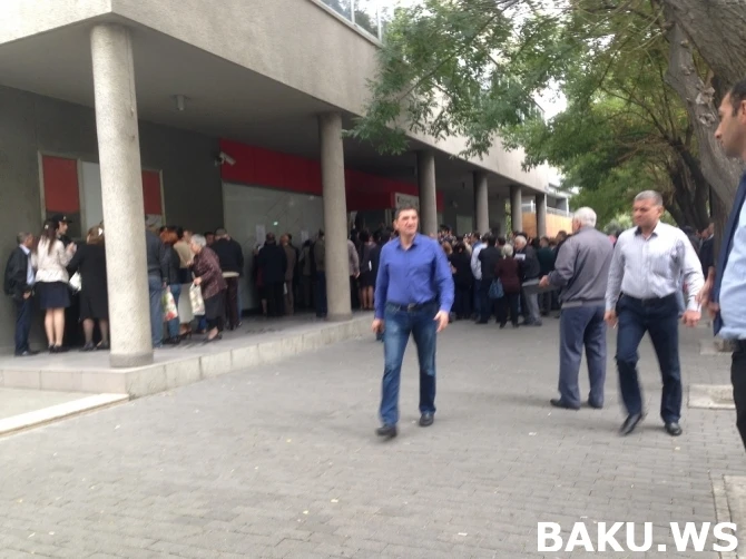 В Баку народ столпился перед закрывшимся банком (видео)