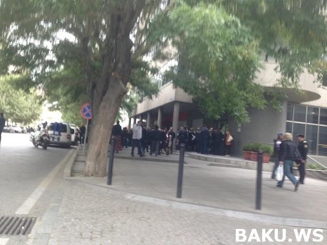 В Баку народ столпился перед закрывшимся банком (видео)