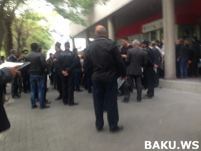 В Баку народ столпился перед закрывшимся банком (видео)