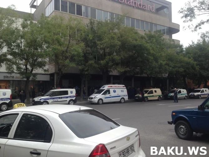 В Баку народ столпился перед закрывшимся банком (видео)