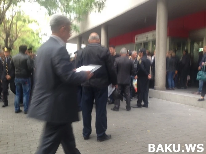 В Баку народ столпился перед закрывшимся банком (видео)