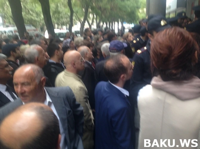 В Баку народ столпился перед закрывшимся банком (видео)