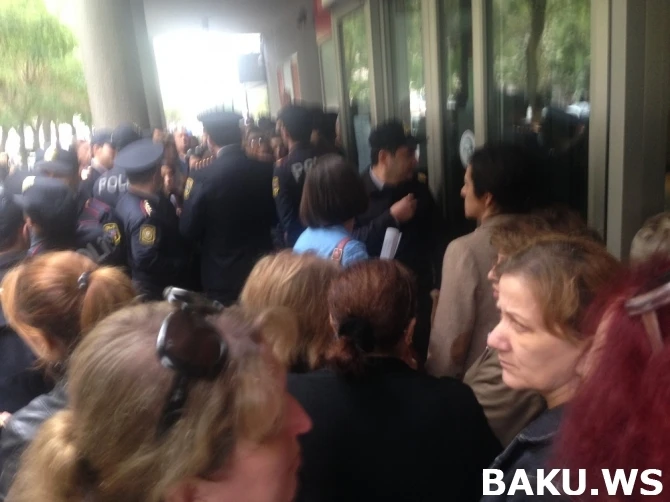 В Баку народ столпился перед закрывшимся банком (видео)