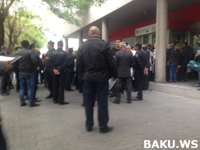 В Баку народ столпился перед закрывшимся банком (видео)