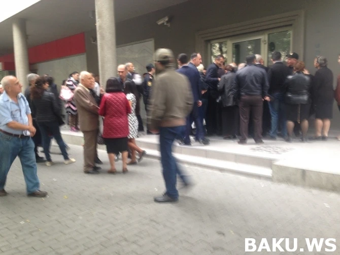В Баку народ столпился перед закрывшимся банком (видео)