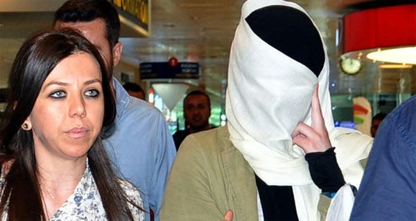 İŞİD-ə qoşulan tələbə qız məhkəməyə sübut kimi alt paltarlarını göstərdi - FOTO