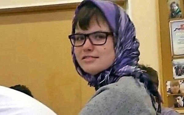 İŞİD-ə qoşulan tələbə qız məhkəməyə sübut kimi alt paltarlarını göstərdi - FOTO
