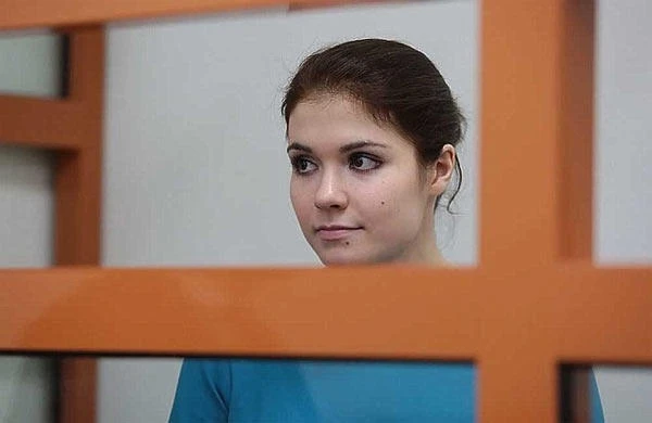 İŞİD-ə qoşulan tələbə qız məhkəməyə sübut kimi alt paltarlarını göstərdi - FOTO