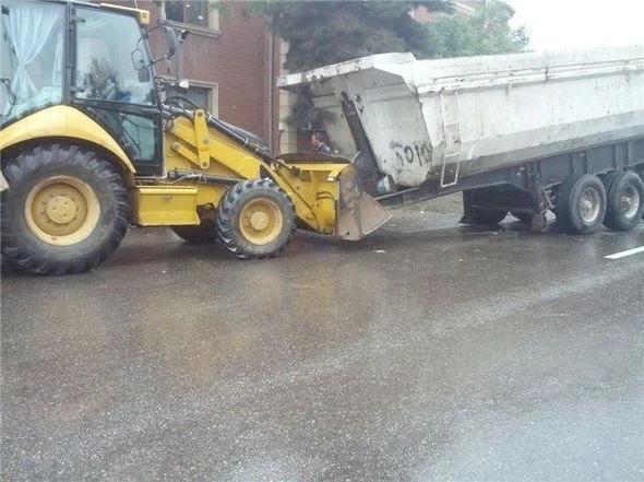 В Баку уснувший за рулем водитель перевернул 