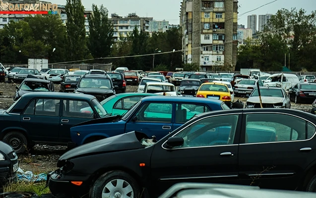В Баку более 700 автомобилей брошены на штрафстоянке (фото)