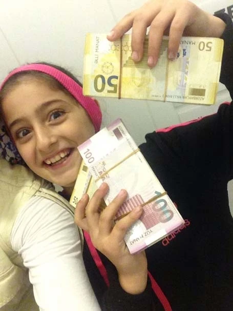 Türk qadın avtobus dayanacağından 25 min AZN tapdı və... - FOTO/VİDEO